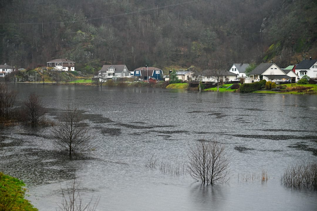 Veier stengt og innbyggere hentes hjem med båt