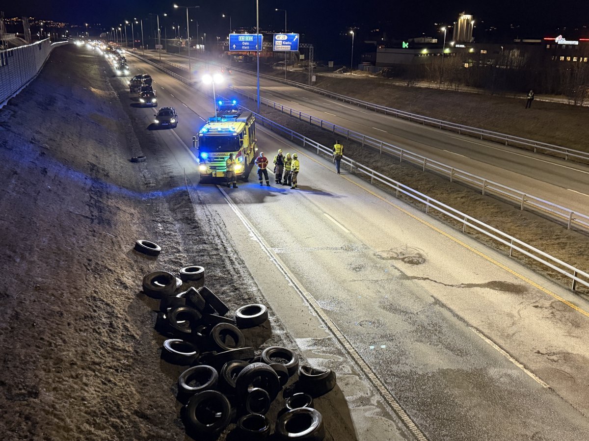Trafikkulykke, Trondheim | E6 stengt: Dekk ligger strødd utover E6