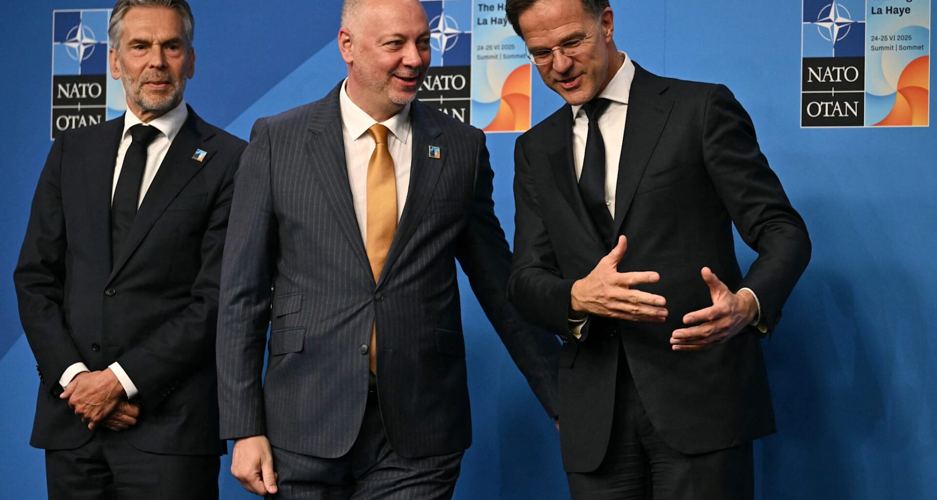 Rosen Zhelyazkov, den nå tidligere statsministeren i Bulgaria, sammen med Nato-generalsekretær Mark Rutte og Nederlands statsminister Dick Schoof under et Nato-møte i sommer.