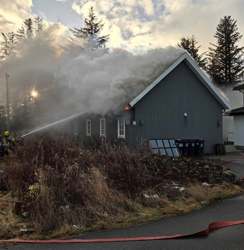 Karmøy, Nyheter | Brann på Karmøy: – Det er kraftig røykutvikling