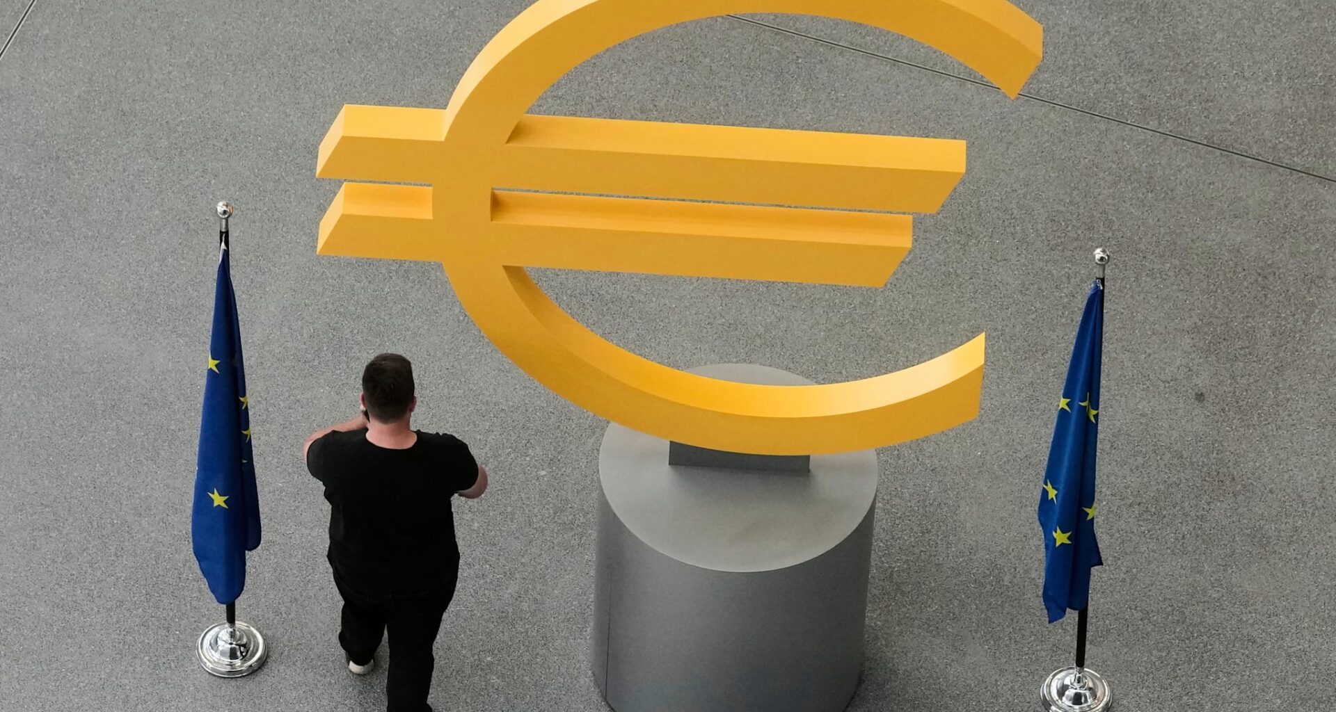 Den europeiske sentralbanken avviser å stille garanti for et lån på 140 milliarder euro til Ukraina, og sier det ville bryte med EU-traktatlovgivningen som forbyr monetær finansiering.