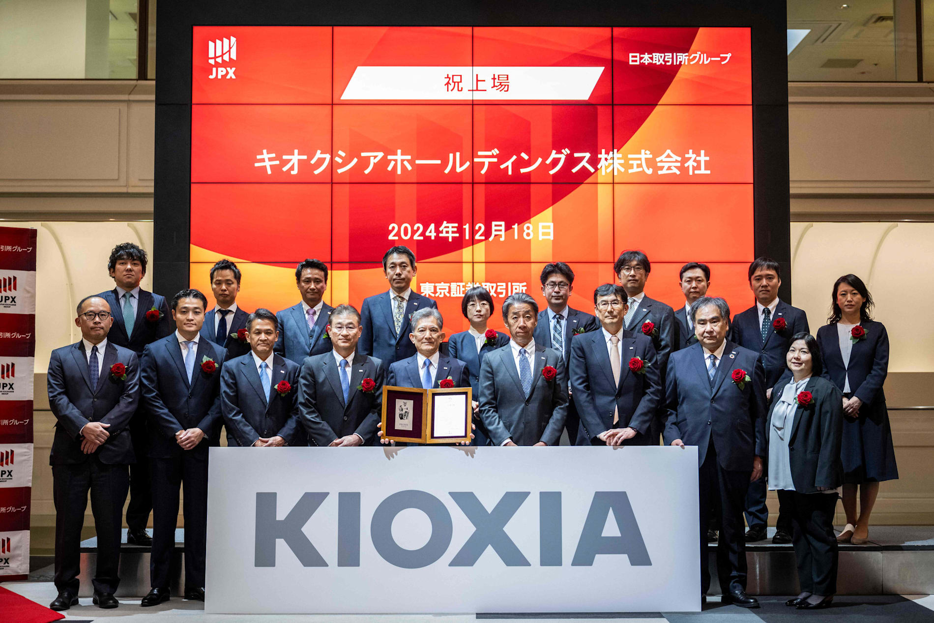 Ledelsen i Kioxia da aksjen debuterte på børs i desember 2024. 