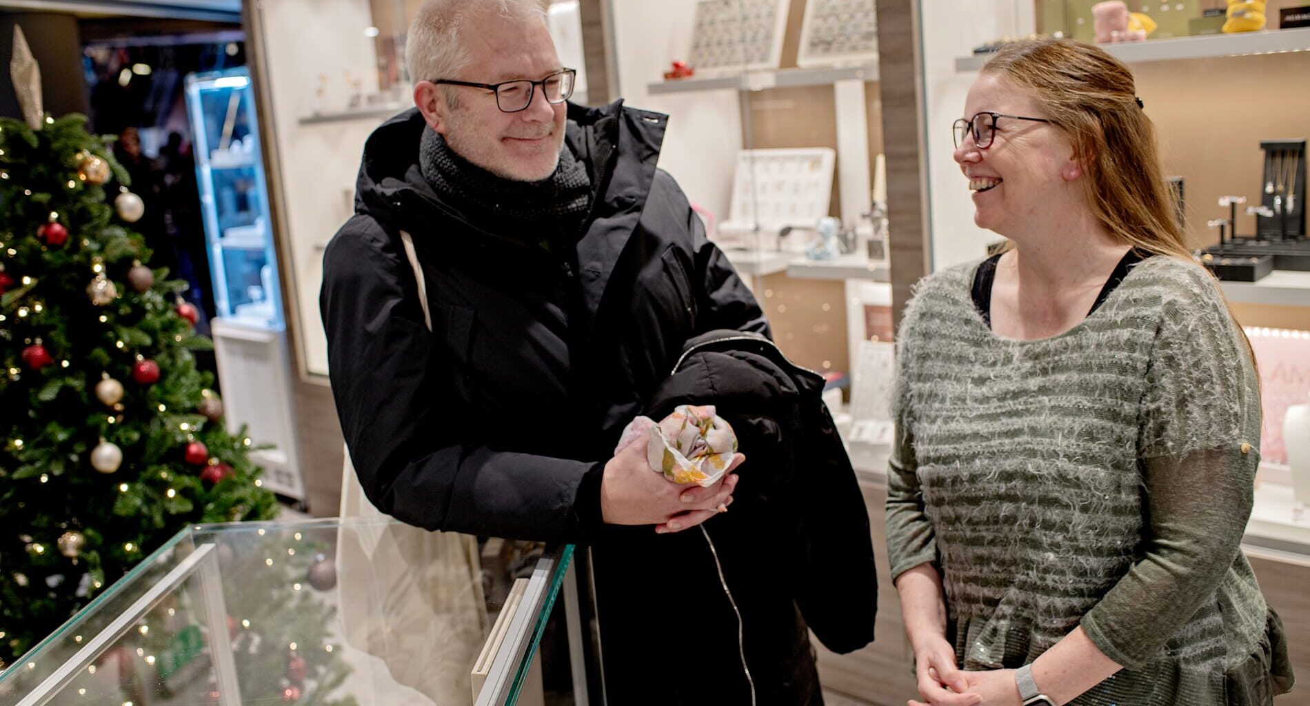 De har vært sammen i 20 år. For første gang må Janine Opheim bytte en gave. - Bergens Tidende