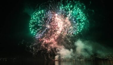 Fellesfyrverkeri på Byfjorden mellom Bergen og Askøy nyttårsaften 2021.