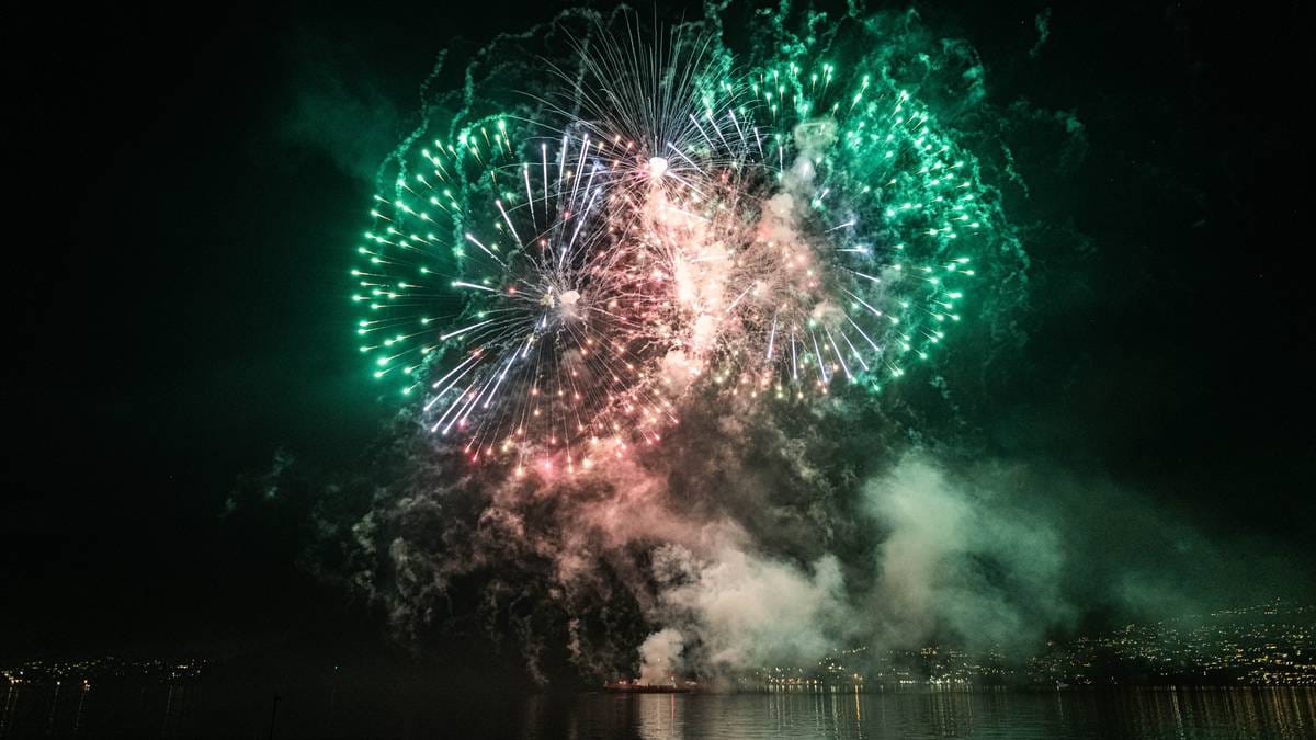 Fellesfyrverkeri på Byfjorden mellom Bergen og Askøy nyttårsaften 2021.