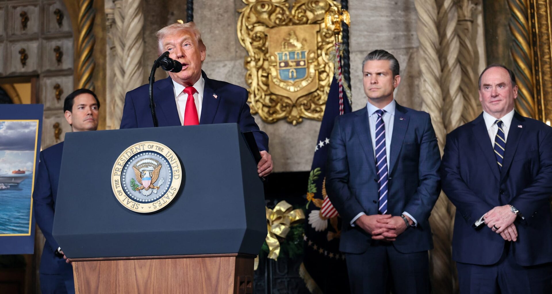 Donald Trump holdt pressekonferanse med forsvarsminister Pete Hegseth og marineminister John Phelan.