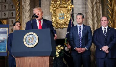 Donald Trump holdt pressekonferanse med forsvarsminister Pete Hegseth og marineminister John Phelan.