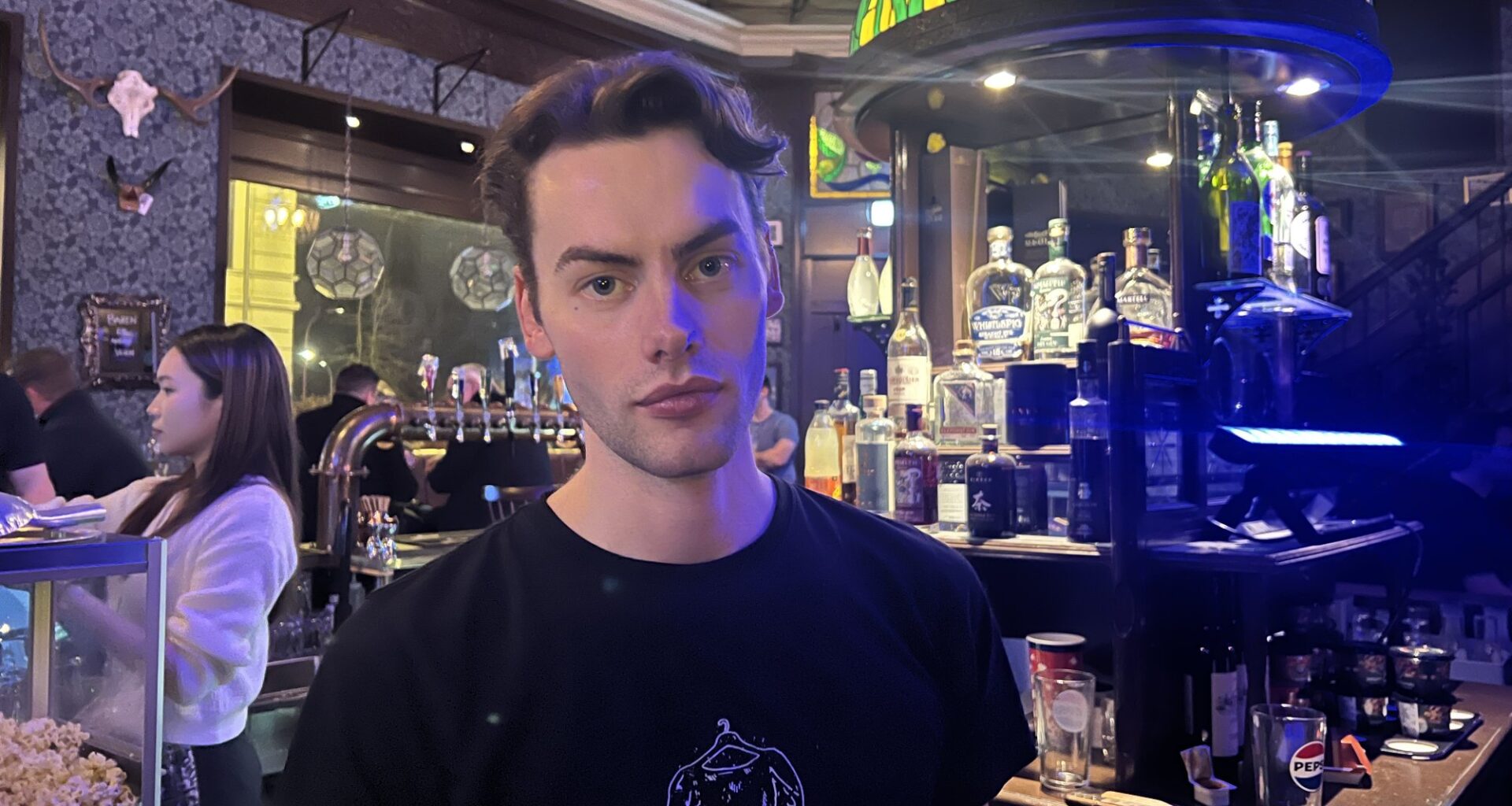 Aggressiv kvinne yppet til bråk. Bartenderen måtte ta affære: – Spyttet og slo