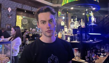 Aggressiv kvinne yppet til bråk. Bartenderen måtte ta affære: – Spyttet og slo