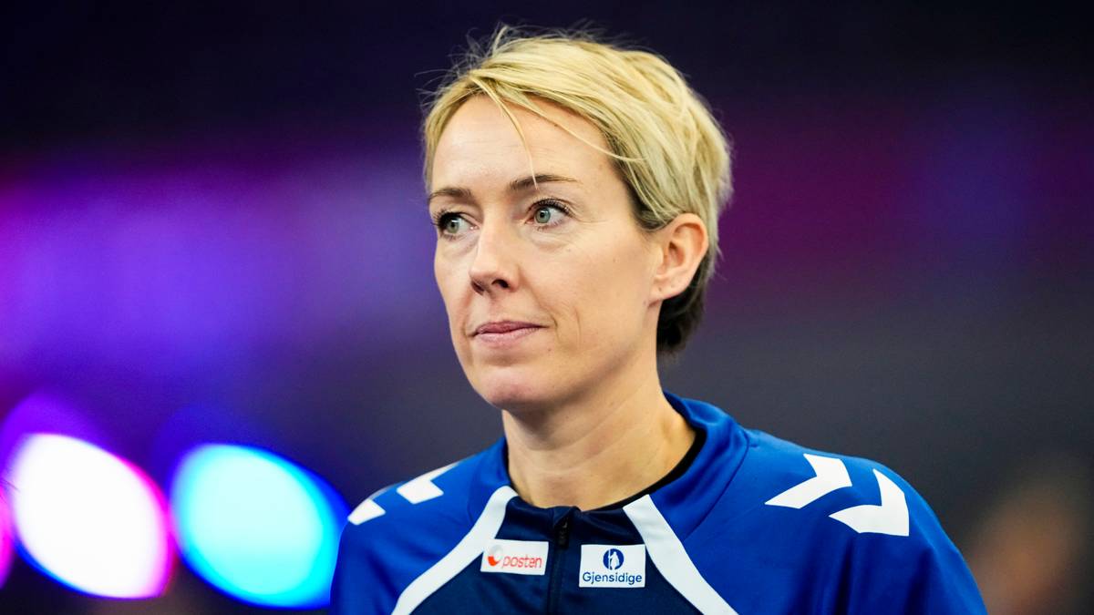 En idrettsutøver i blå drakt står foran en rekke lys med forskjellige farger. Det er ukjent hva som foregår i situasjonen. Omgivelsene antyder en sportsarena. Utøveren har kort, lyst hår. (Bildebeskrivelsen er laget av en KI-tjeneste)