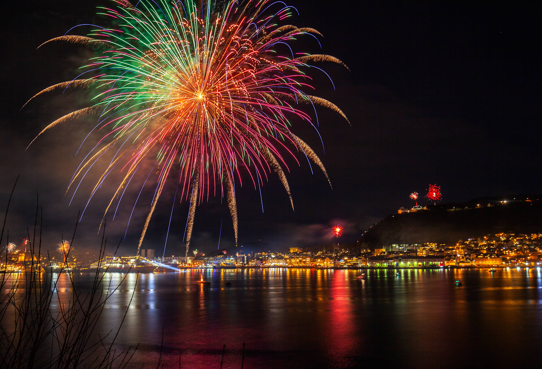 PANG!: Fyrverkeri-innspurten er i gang for nordmenn som vil feire det nye året med et smell. Her fra nyttårsaften i Ålesund 2021. 