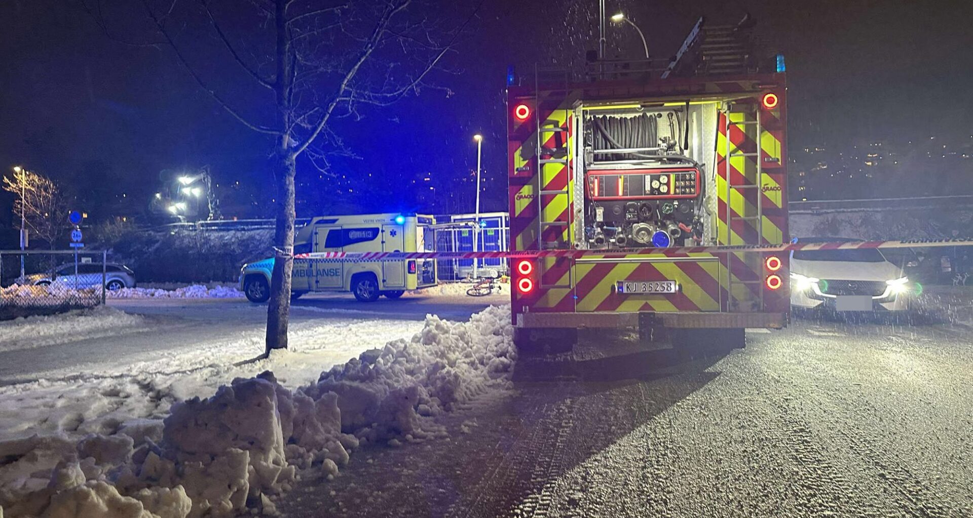 Drammen, Trafikk | Bil har kjørt i trafostasjon – Jobber med livreddende førstehjelp