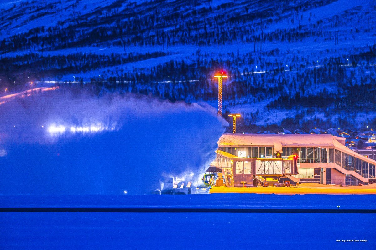 Passasjerene måtte vente i flyet på Tromsø lufthavn i fem timer - Nordlys