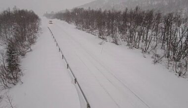 Glatte veier, Trafikk | Flere uhell på glatte veier og advarsel om snøfokk