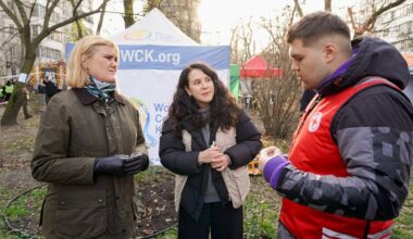 En gruppe mennesker utendørs (Bildebeskrivelsen er laget av en KI-tjeneste)