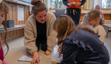 En gruppe barn i et klasserom