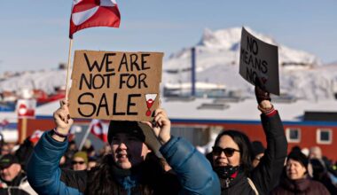 en gruppe mennesker som holder skilt