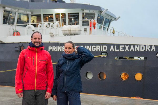 Horten 20251208. 
Kronprins Haakon og prinsesse Ingrid Alexandra deltar på et brislingtokt i Oslofjorden, sammen med forskere fra Havforskningsinstituttet, om bord på kystforskningsfartøyet “Prinsesse Ingrid Alexandra”.
Foto: Heiko Junge / NTB / POOL