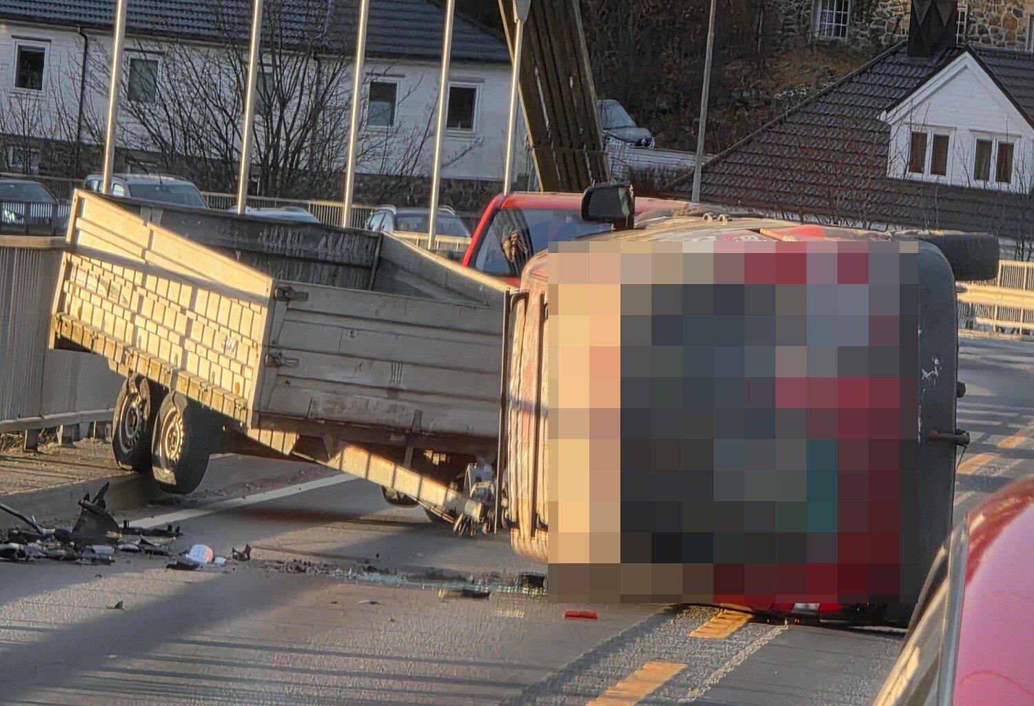 Politi, Trafikk | Sotrabroen stengt: – Bil med henger har veltet - Bergensavisen