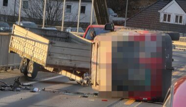 Politi, Trafikk | Sotrabroen stengt: – Bil med henger har veltet - Bergensavisen