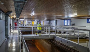 Ole Jacob Vallesværd viser fram renseanlegget i Lillesand.