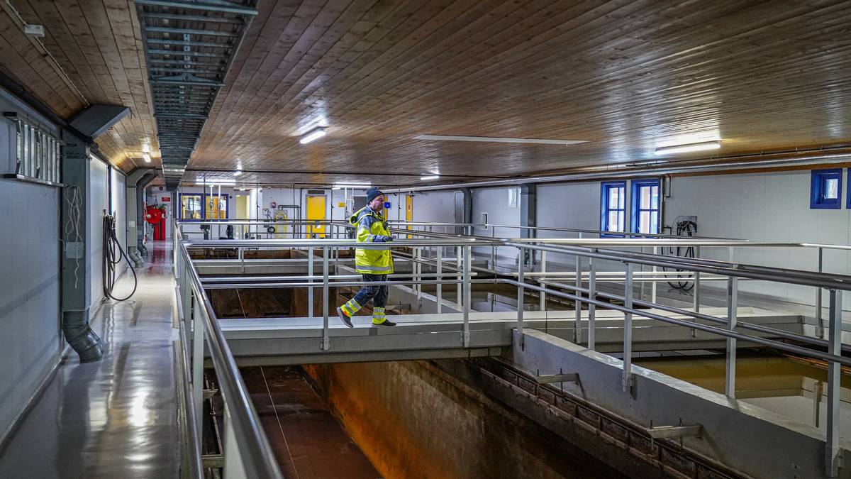 Ole Jacob Vallesværd viser fram renseanlegget i Lillesand.