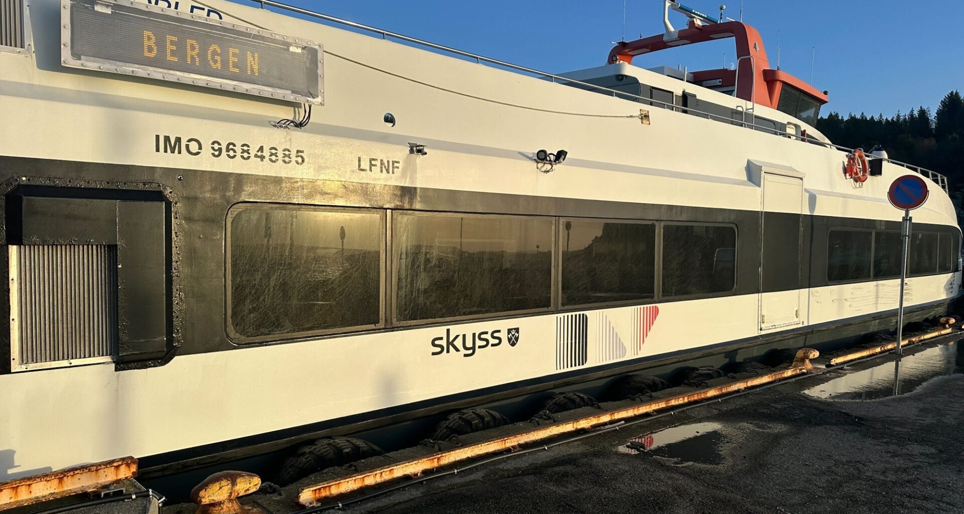 Rutebåt, Skyss | Rutebåt fast ved kai etter propellproblemer