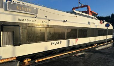 Rutebåt, Skyss | Rutebåt fast ved kai etter propellproblemer