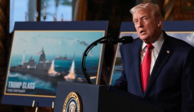 Donald Trump under en pressekonferanse mandag kveld.