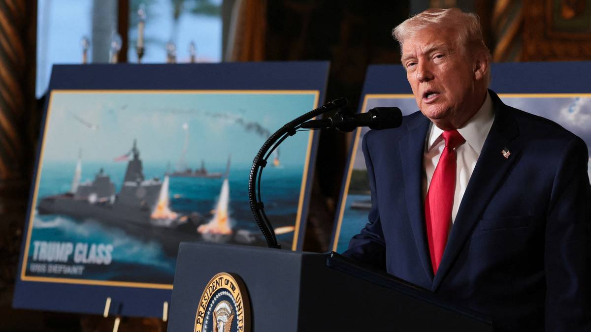 Donald Trump under en pressekonferanse mandag kveld.