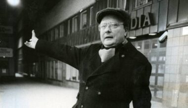 Stig Engstrom, known as Skandia-man, gestures outside Skandias office in Stockholm, Sweden April 7, 1986. Picture taken April 7, 1986. TT News Agency/Goran Arnback via REUTERS ATTENTION EDITORS - THIS IMAGE WAS PROVIDED BY A THIRD PARTY. SWEDEN OUT. NO COMMERCIAL OR EDITORIAL SALES IN SWEDEN. NO RESALES. NO ARCHIVES