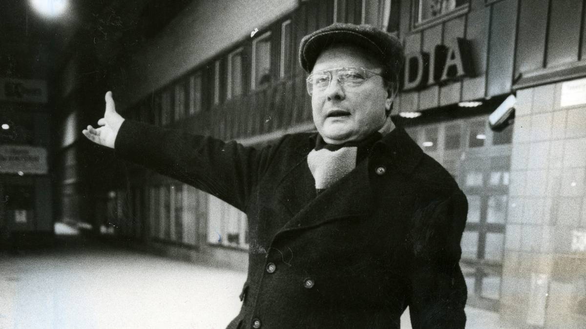 Stig Engstrom, known as Skandia-man, gestures outside Skandias office in Stockholm, Sweden April 7, 1986. Picture taken April 7, 1986. TT News Agency/Goran Arnback via REUTERS ATTENTION EDITORS - THIS IMAGE WAS PROVIDED BY A THIRD PARTY. SWEDEN OUT. NO COMMERCIAL OR EDITORIAL SALES IN SWEDEN. NO RESALES. NO ARCHIVES