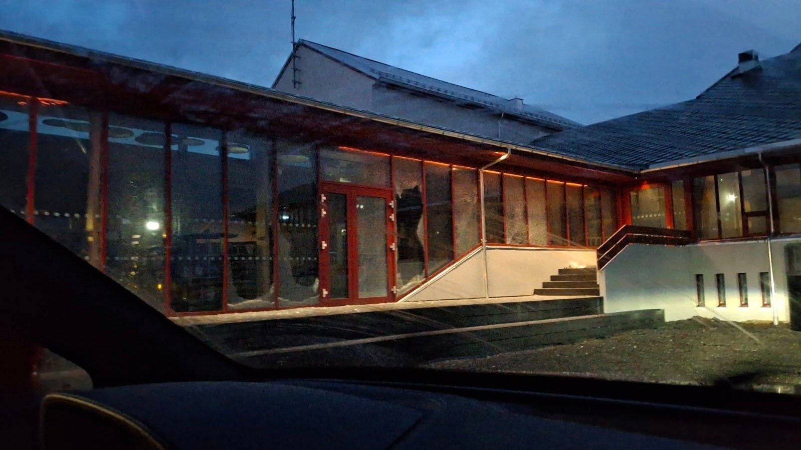 Vær, Værøy | 63 vinduer pulverisert av stormen: – Det kommer til å bli kamp om håndverkere - Avisa Nordland