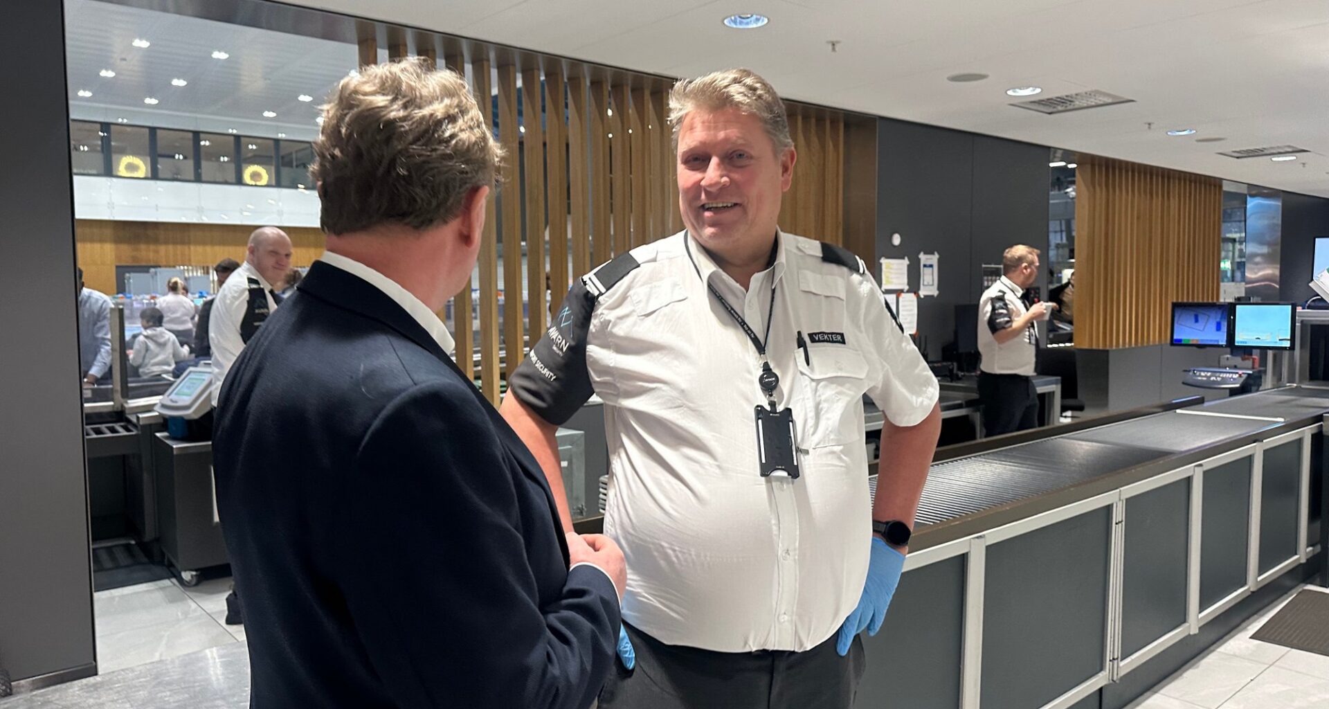 Bergen Lufthavn Flesland, Helge Eidsnes | Vekterne på Flesland ønsker ikke å være julens «Grinch» - Bergensavisen