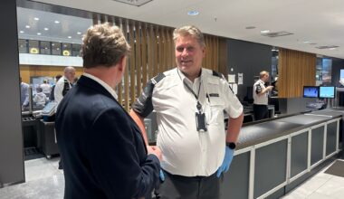 Bergen Lufthavn Flesland, Helge Eidsnes | Vekterne på Flesland ønsker ikke å være julens «Grinch» - Bergensavisen