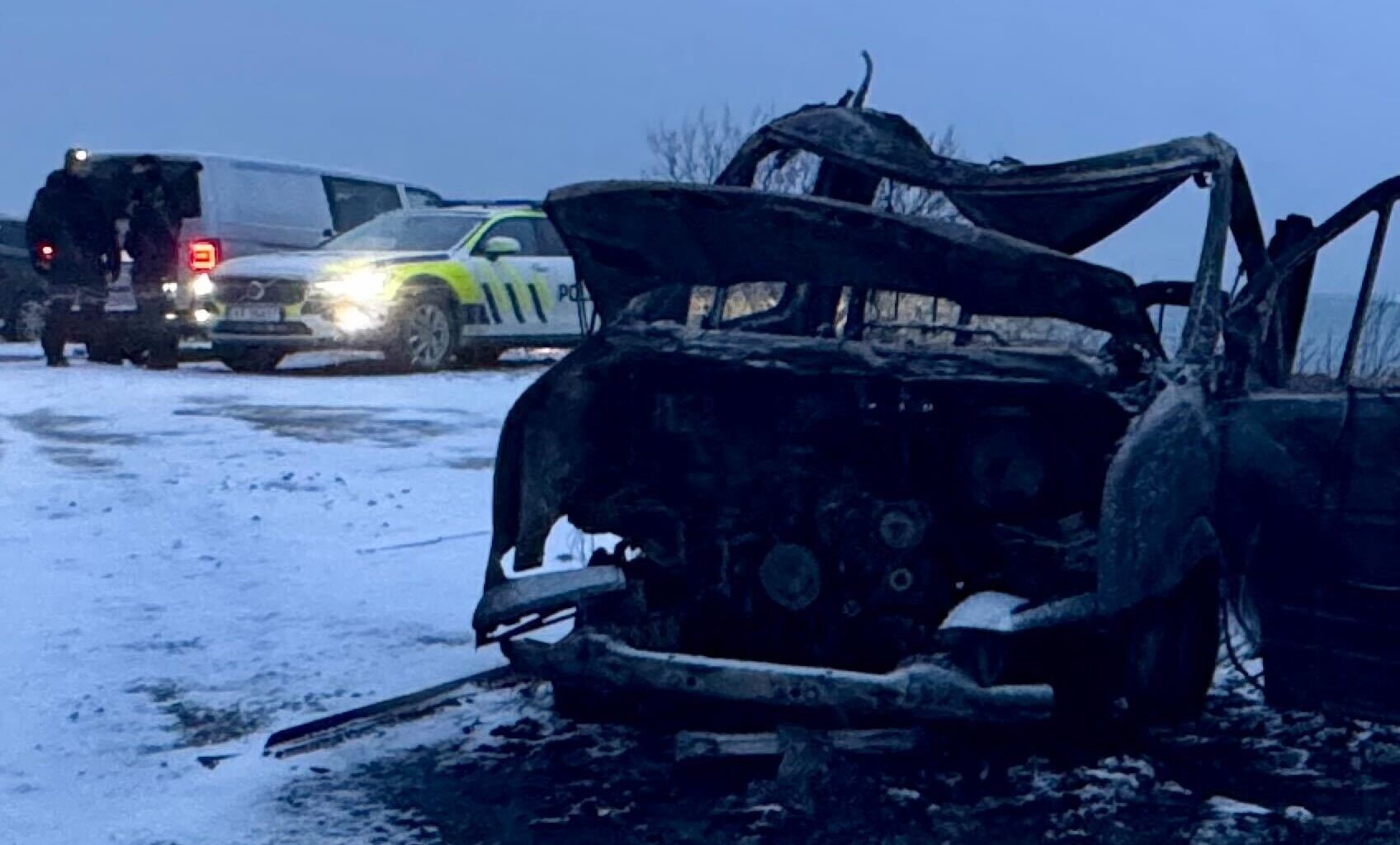 Blålys, Politi | Brann i bobil: – Bilen er totalt nedbrent