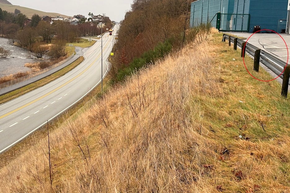 Sprekkene i asfalten ses oppe til høyre. E39 til venstre. Foto: Morten Hage, Statens vegvesen