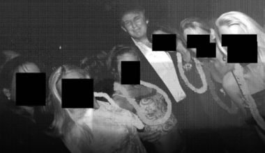 Trump poserer med flere kvinner - Svart hvitt bilde mann i midten med flere langårede lyse kvinner