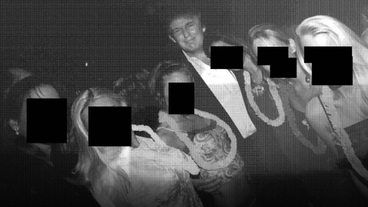 Trump poserer med flere kvinner - Svart hvitt bilde mann i midten med flere langårede lyse kvinner