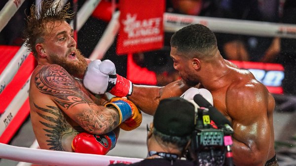 Anthony Joshua (til høyre) ga motstander Jake Paul en bokseleksjon i oppgjøret.