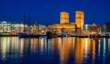 Oslo rådhus lyser opp i mørket