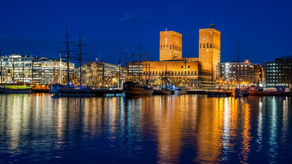 Oslo rådhus lyser opp i mørket