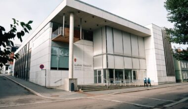 en bygning med en gate og folk som går forbi den