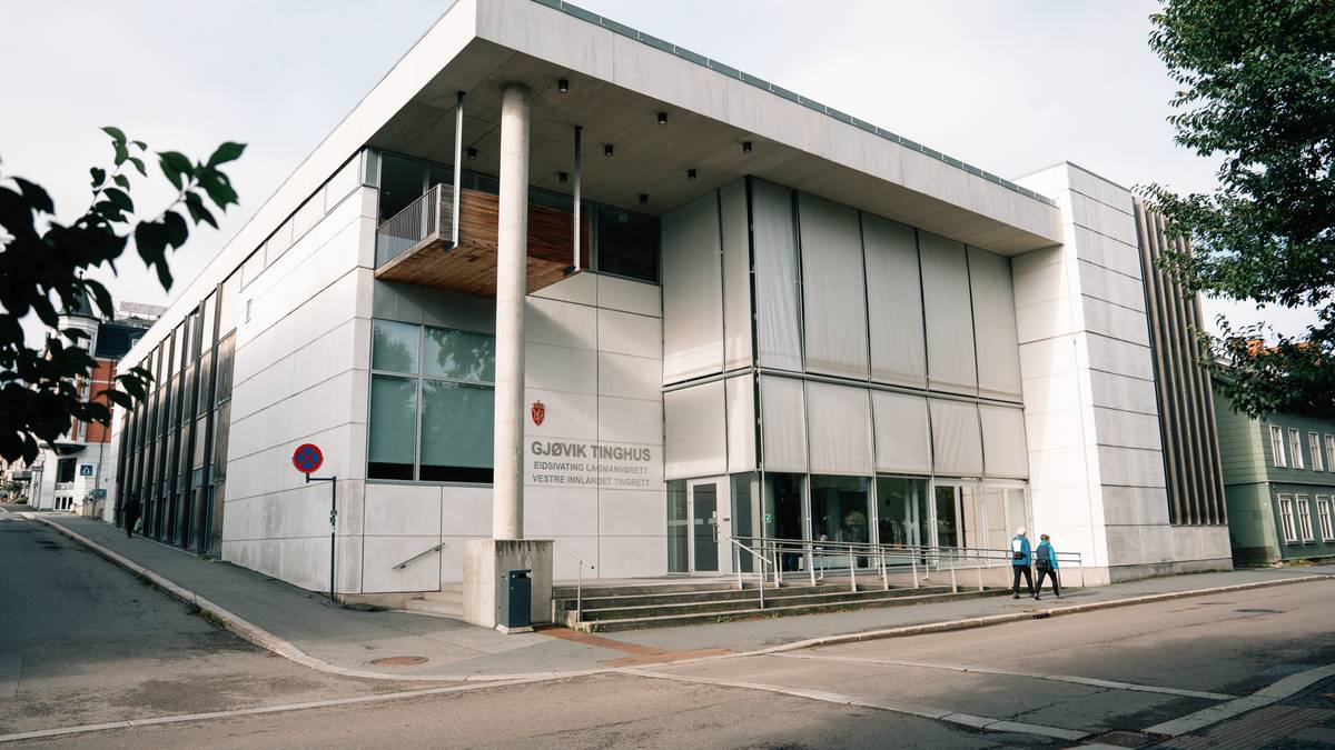 en bygning med en gate og folk som går forbi den