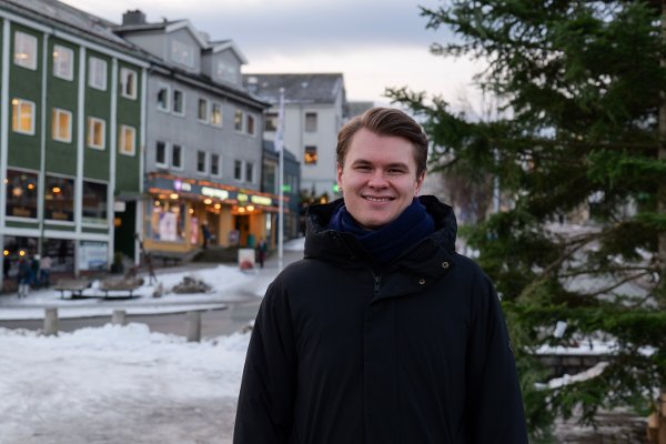 Nils Arne Halle Erstad (23) blir en ny kulturskolelærer i Tingvoll kulturskole. Dette er vikariater som går fra 1. februar 2026 til 18. juni 2027.