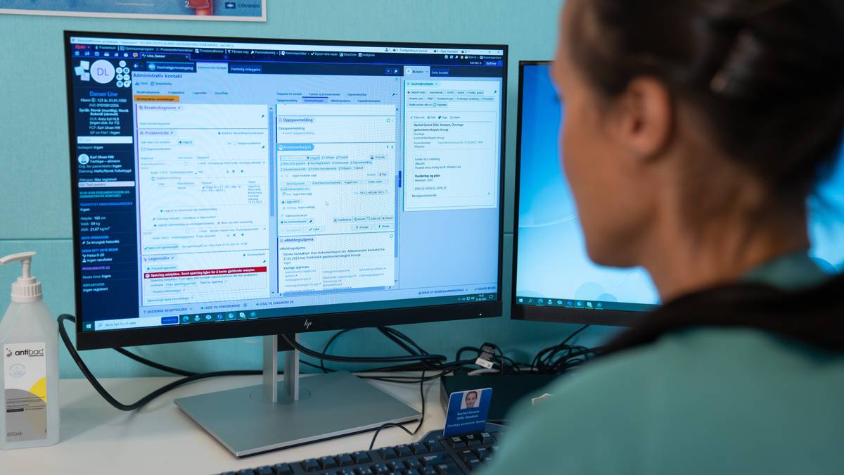 Rachel DilleAmdam sitter vendt mot en dobbel dataskjerm. På skjermen ser man litt av hvordan Helseplattformen ser ut. DilleAmdam er ufokusert i bildet.