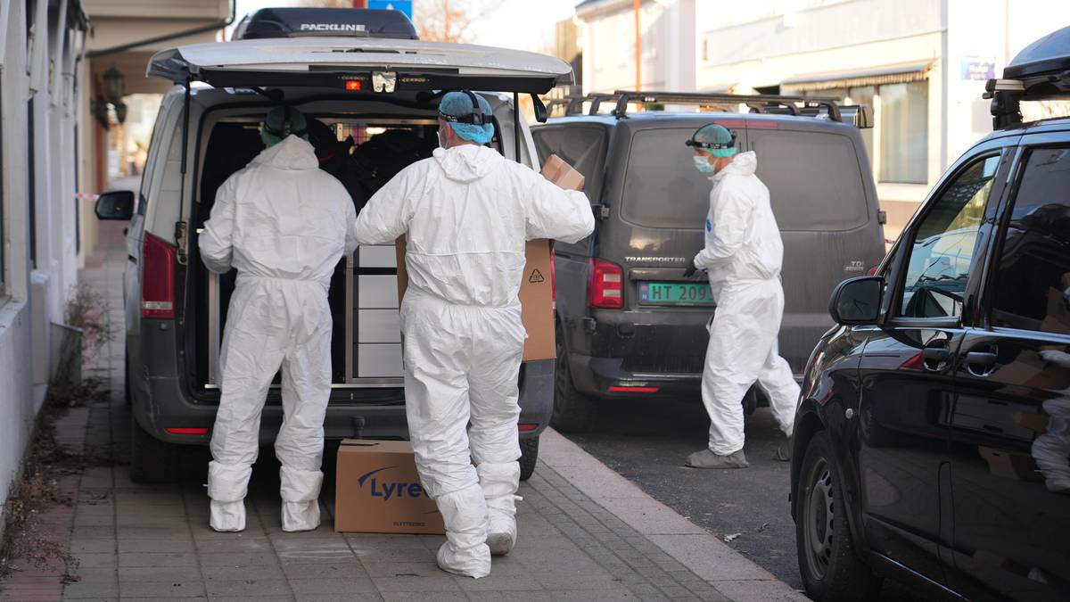 Tre personer i hvite vernedrakter laster esker inn i en varebil. Omgivelsene er en gate med flere parkerte biler. I bakgrunnen ses bygninger og fortau. Beslaget ser ut til å involvere sikkerhetsprosedyrer. (Bildebeskrivelsen er laget av en KI-tjeneste)