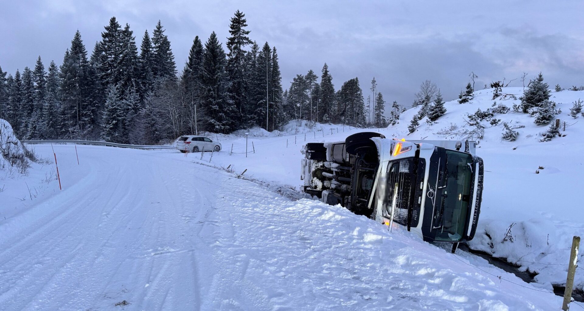 Ulykker og hendelser, Politiloggen | Trafikkulykke i Inderøy – lastebil har kjørt av vegen