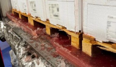 Blod, slim og fiskevatn har frose til is på fisketransport og ligg som ei blodig kake bak i vogntoget. Dette kan bli resultatet dersom eit vogntog får bruksforbod på grunn av avrenning, og må setta i gang frysaren for å hindra lekkasje.