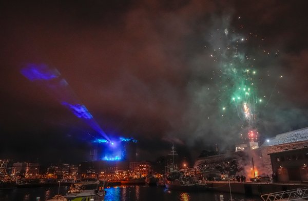 Oslo 20250101. 
Oslo kommune ringer det nyet året inn med et laser-lysshow fra rådhuset, nyttårsaften 2024 til 2025.
Foto: Lise Åserud / NTB